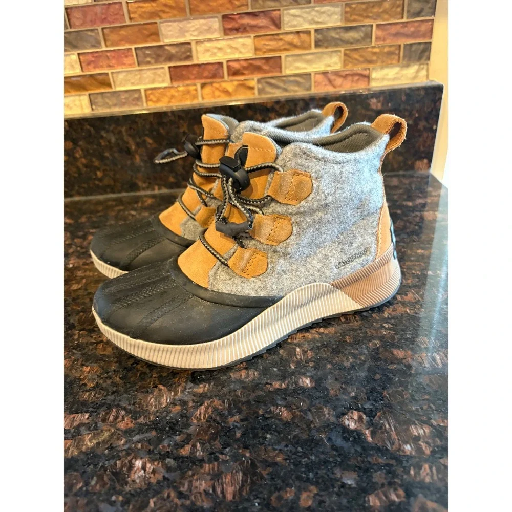 Sorel Out N About Classic Boots Kids Size 4 Gray Brown Waterproof Duck Boots Exc